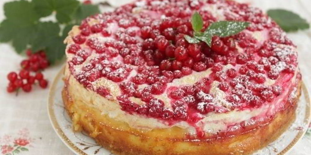 Рецепт пирог с красной смородиной, творогом и меренгой