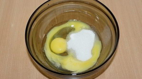 пирог с красной смородиной, творогом и меренгой