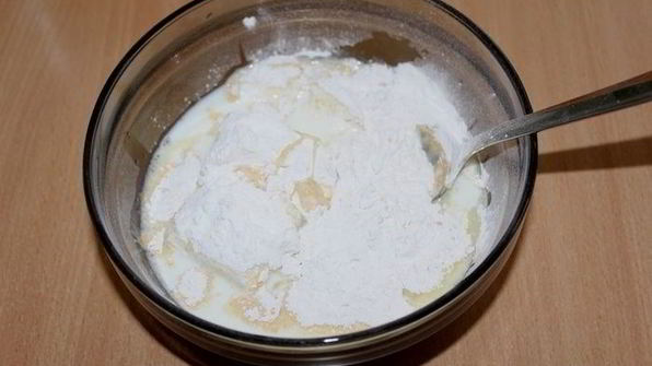 пирог с красной смородиной, творогом и меренгой