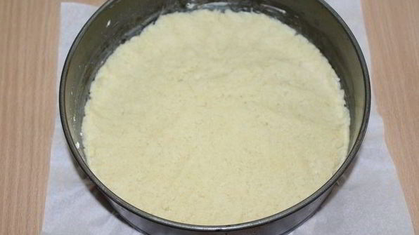 пирог с красной смородиной, творогом и меренгой