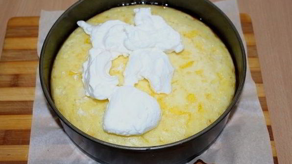 пирог с красной смородиной, творогом и меренгой