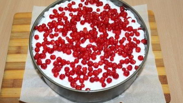 пирог с красной смородиной, творогом и меренгой