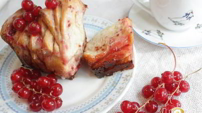 Пирог с красной смородиной