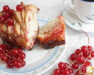 Пирог с красной смородиной