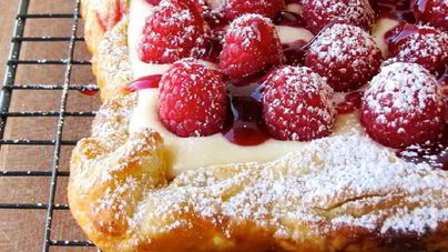 Пирог с малиной и творогом