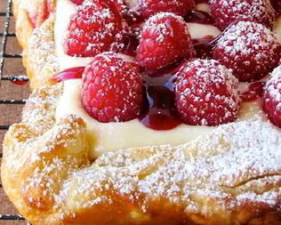 Пирог с малиной и творогом