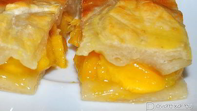Пирог с персиками из слоеного теста
