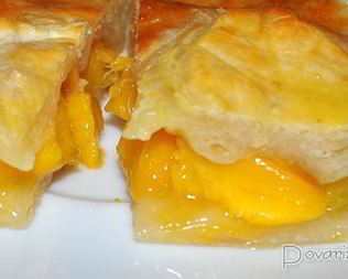 Пирог с персиками из слоеного теста