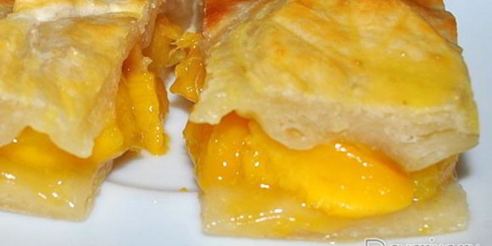 Рецепт пирог с персиками из слоеного теста