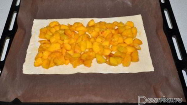 пирог с персиками из слоеного теста