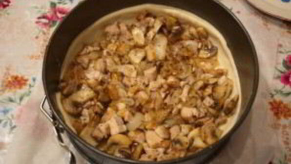 пирог с шампиньонами и курицей