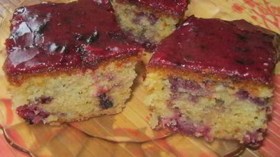 Пирог с вишней и черной смородиной