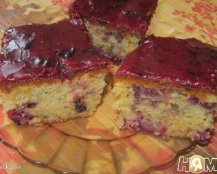 Пирог с вишней и черной смородиной