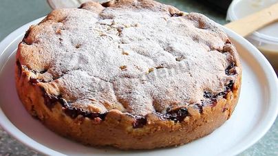 Пирог с вяленой вишней и лимоном