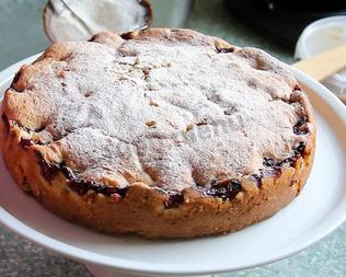 Пирог с вяленой вишней и лимоном