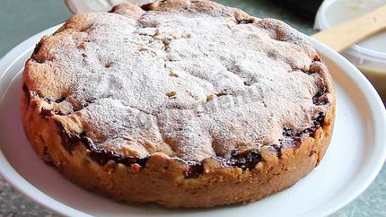 Пирог с вяленой вишней и лимоном