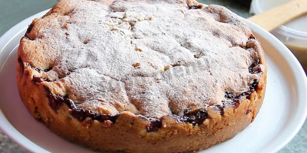 Рецепт пирог с вяленой вишней и лимоном