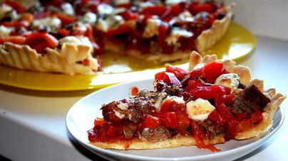 Пирог с вялеными томатами, печеным перцем и ромштексом