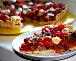Пирог с вялеными томатами, печеным перцем и ромштексом