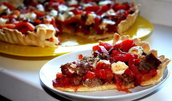 Пирог с вялеными томатами, печеным перцем и ромштексом