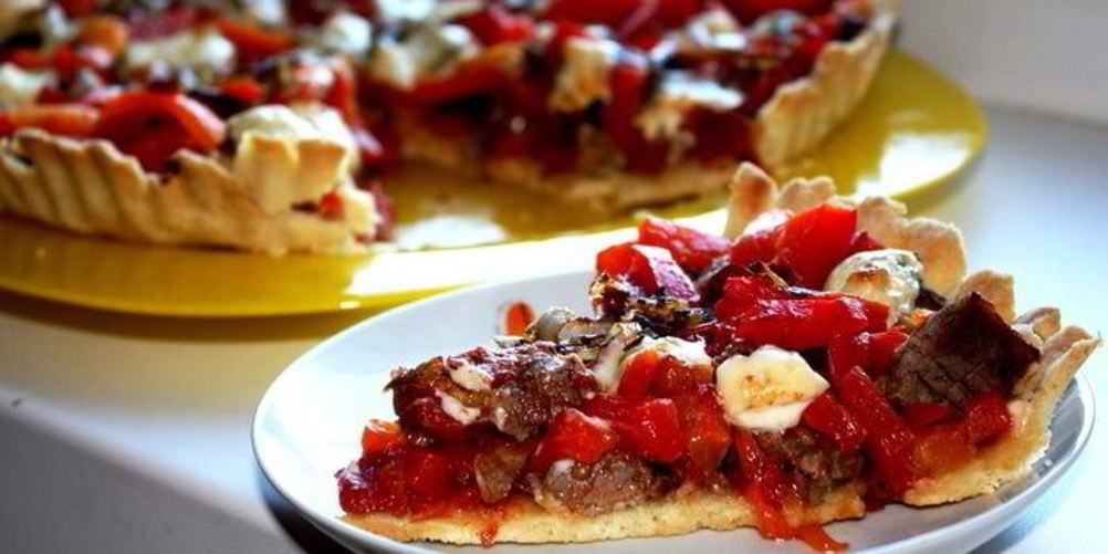 Рецепт пирог с вялеными томатами, печеным перцем и ромштексом