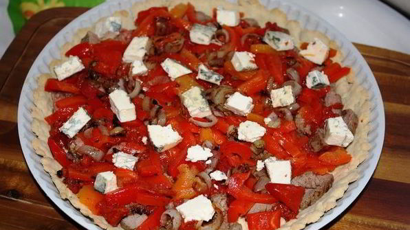 пирог с вялеными томатами, печеным перцем и ромштексом