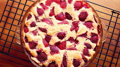 Шоколадный пирог с клубникой