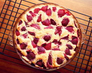 Шоколадный пирог с клубникой