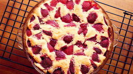 Шоколадный пирог с клубникой