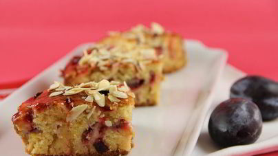 Сочный пирог со сливами и марципаном