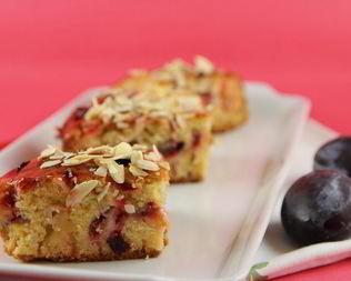 Сочный пирог со сливами и марципаном