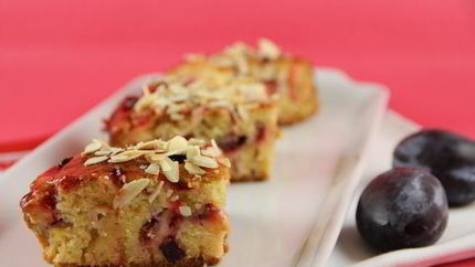 Сочный пирог со сливами и марципаном