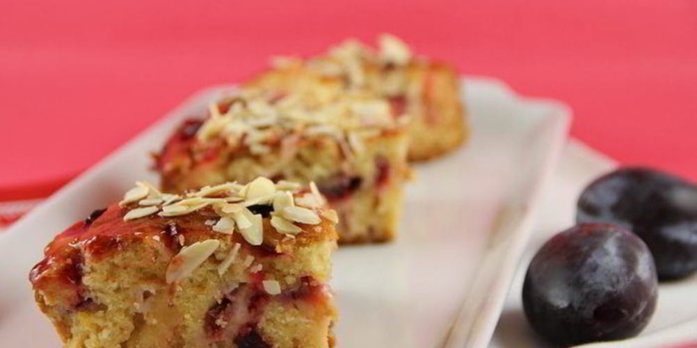 Рецепт сочный пирог со сливами и марципаном