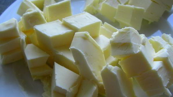 сочный пирог со сливами и марципаном