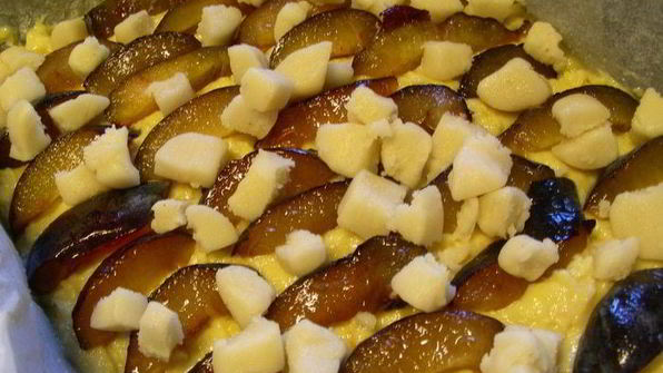 сочный пирог со сливами и марципаном