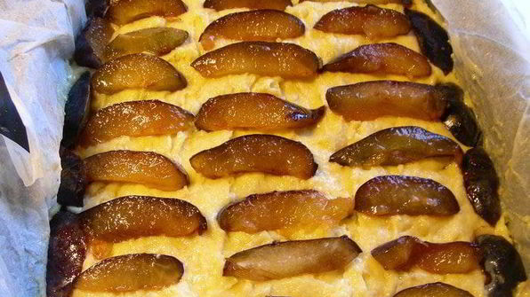 сочный пирог со сливами и марципаном