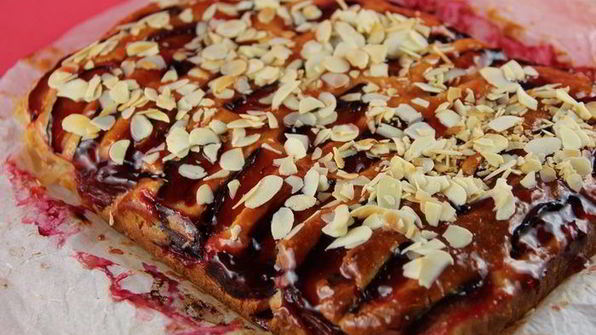 сочный пирог со сливами и марципаном