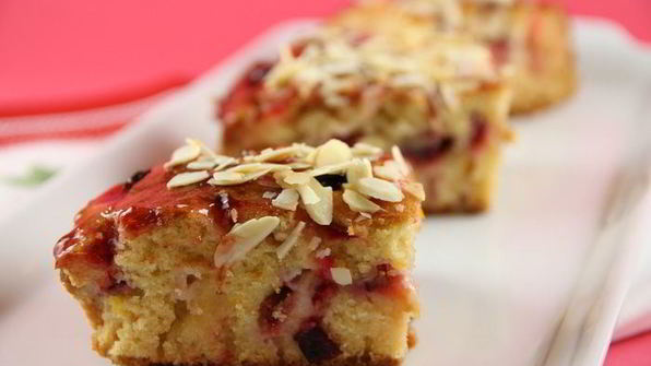 сочный пирог со сливами и марципаном