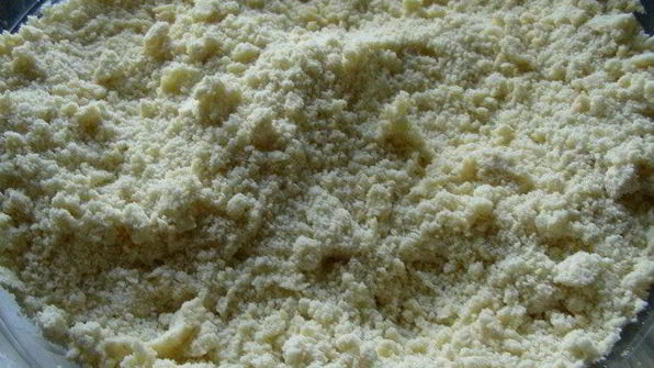 сочный пирог со сливами и марципаном