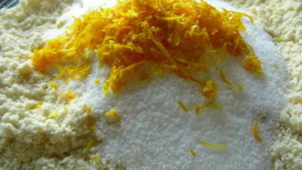 сочный пирог со сливами и марципаном