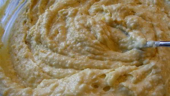 сочный пирог со сливами и марципаном