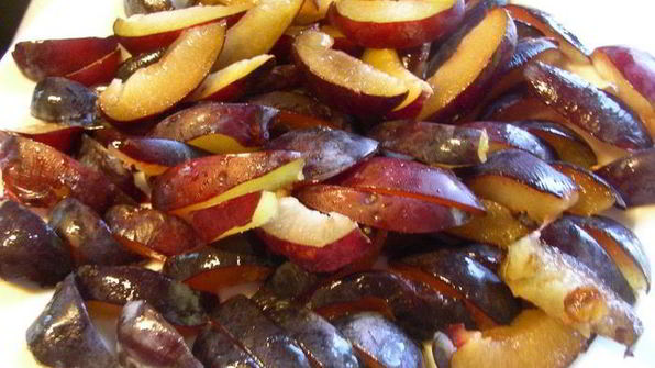 сочный пирог со сливами и марципаном