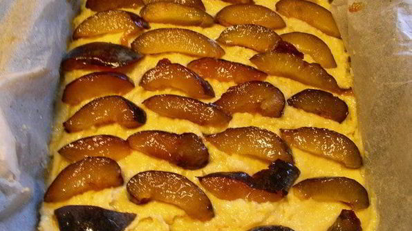 сочный пирог со сливами и марципаном