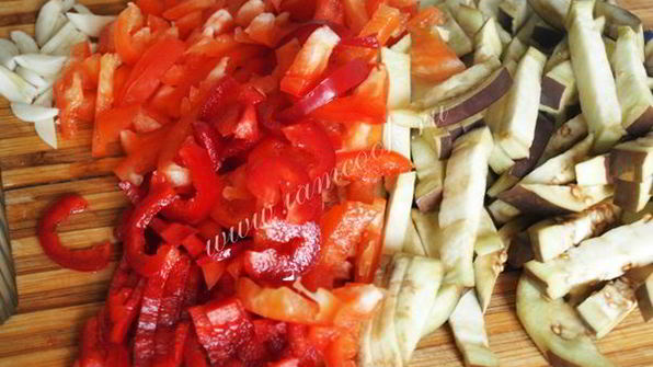 сырно-слоеный пирог с карамелизированными баклажанами