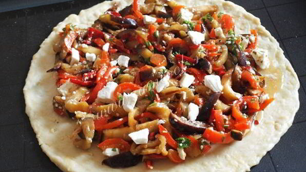 сырно-слоеный пирог с карамелизированными баклажанами