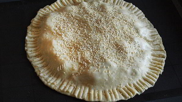 сырно-слоеный пирог с карамелизированными баклажанами