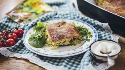 Заливной пирог с молодой капустой и яйцом