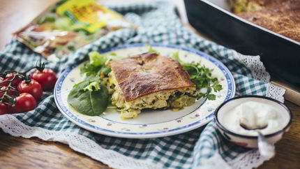 Заливной пирог с молодой капустой и яйцом