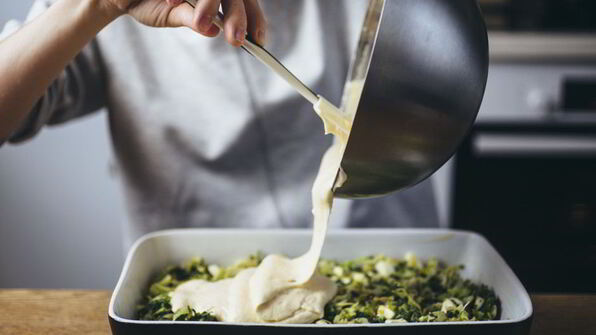 заливной пирог с молодой капустой и яйцом