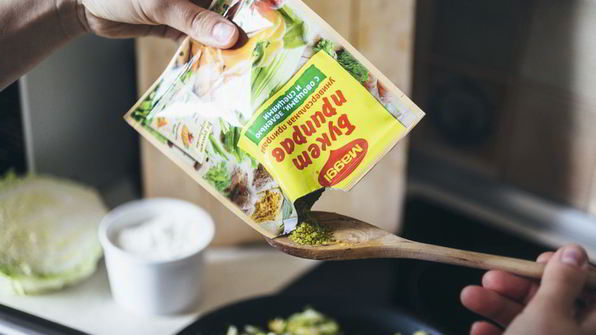 заливной пирог с молодой капустой и яйцом